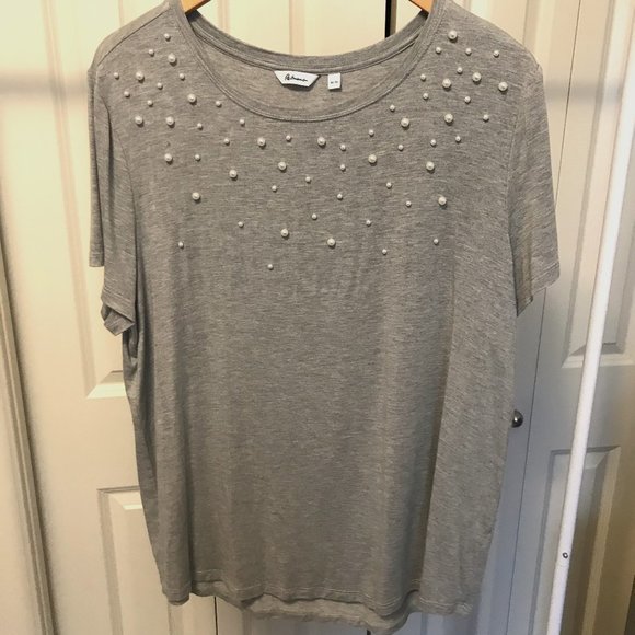 Reitmans Tops - EUC Pearl Detail Essentials Tee XL